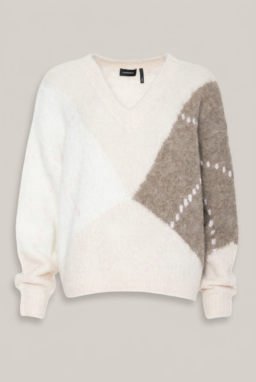 Elias Rumelis AVERILA Strickpullover in Creme mit taupefarbenem Muster vor hellem Greige-Hintergrund