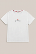 KERA TILL T-Shirt mit zwei Dackeln und rotem Herz vor warmem hellem Greige-Hintergrund