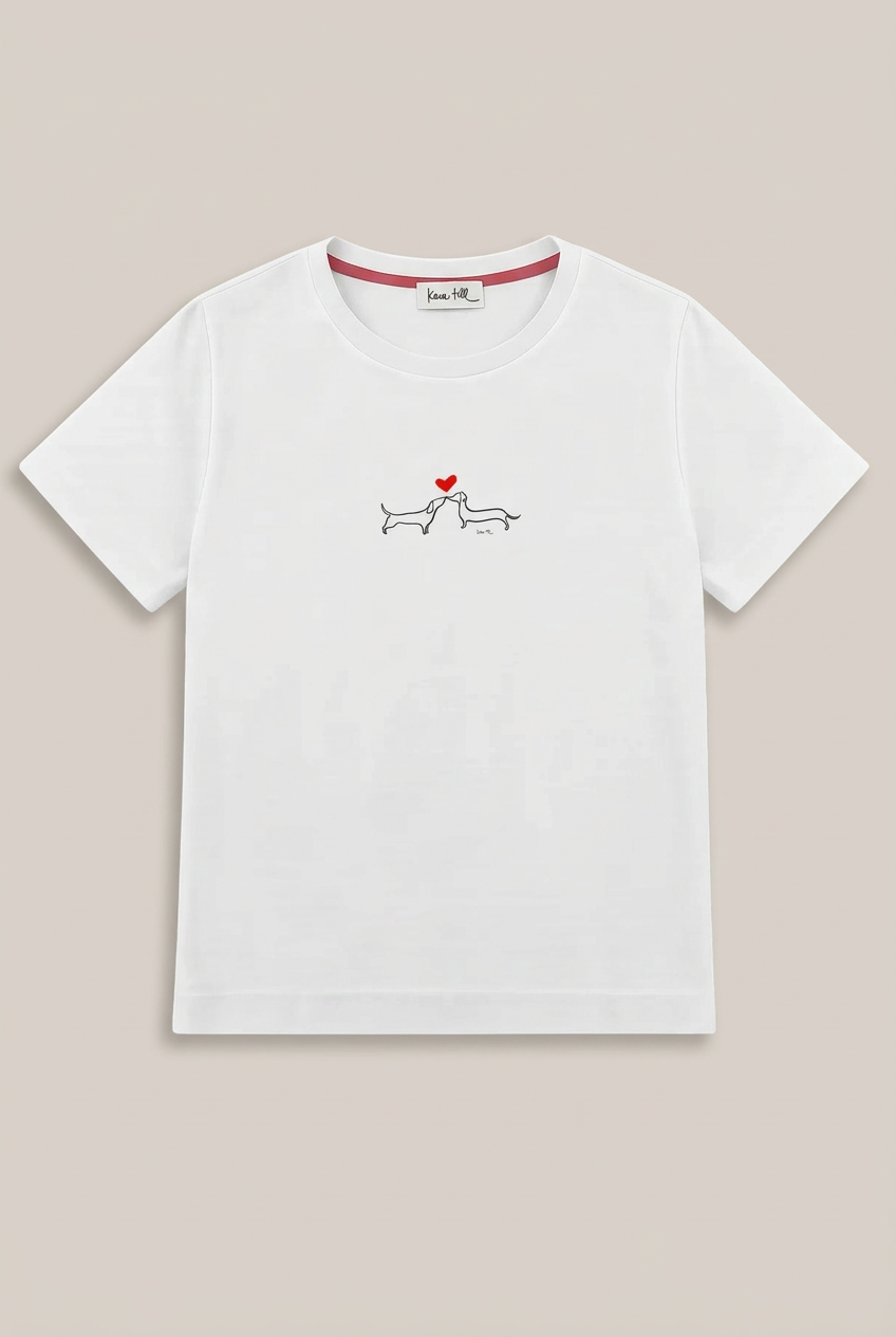 KERA TILL T-Shirt mit zwei Dackeln und rotem Herz vor warmem hellem Greige-Hintergrund