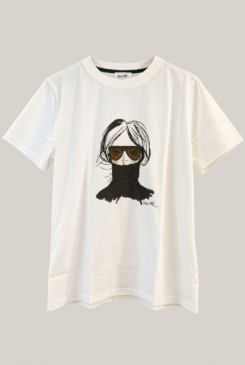 KERA TILL T-Shirt Turtleneck vor warmem greigefarbenem Hintergrund
