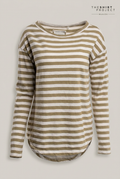 TheShirtProjekt Streifen-Langarmshirt vor warmem Greige-Hintergrund