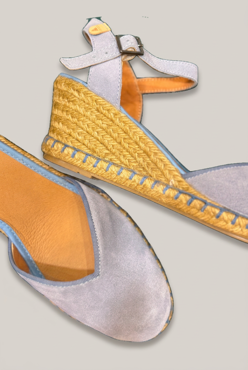 Detailansicht der VERBENAS Wildleder-Espadrilles mit Jutekeil und Knöchelriemchen vor warmem Greige-Hintergrund