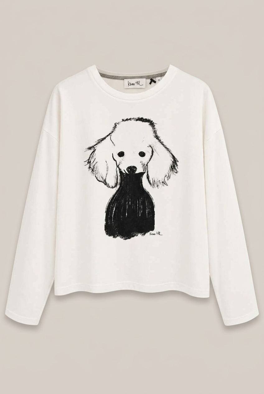 KERA TILL Longsleeve mit Pudelmotiv vor warmem hellem Greige-Hintergrund