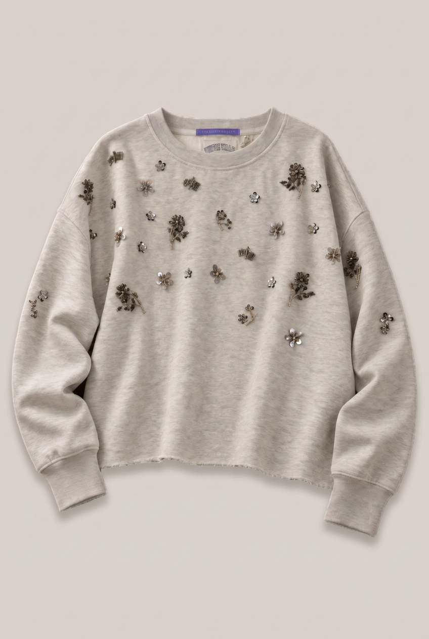 TheShirtProjekt Pailletten-Sweater in Grey Melange vor warmem hellem Greige-Hintergrund