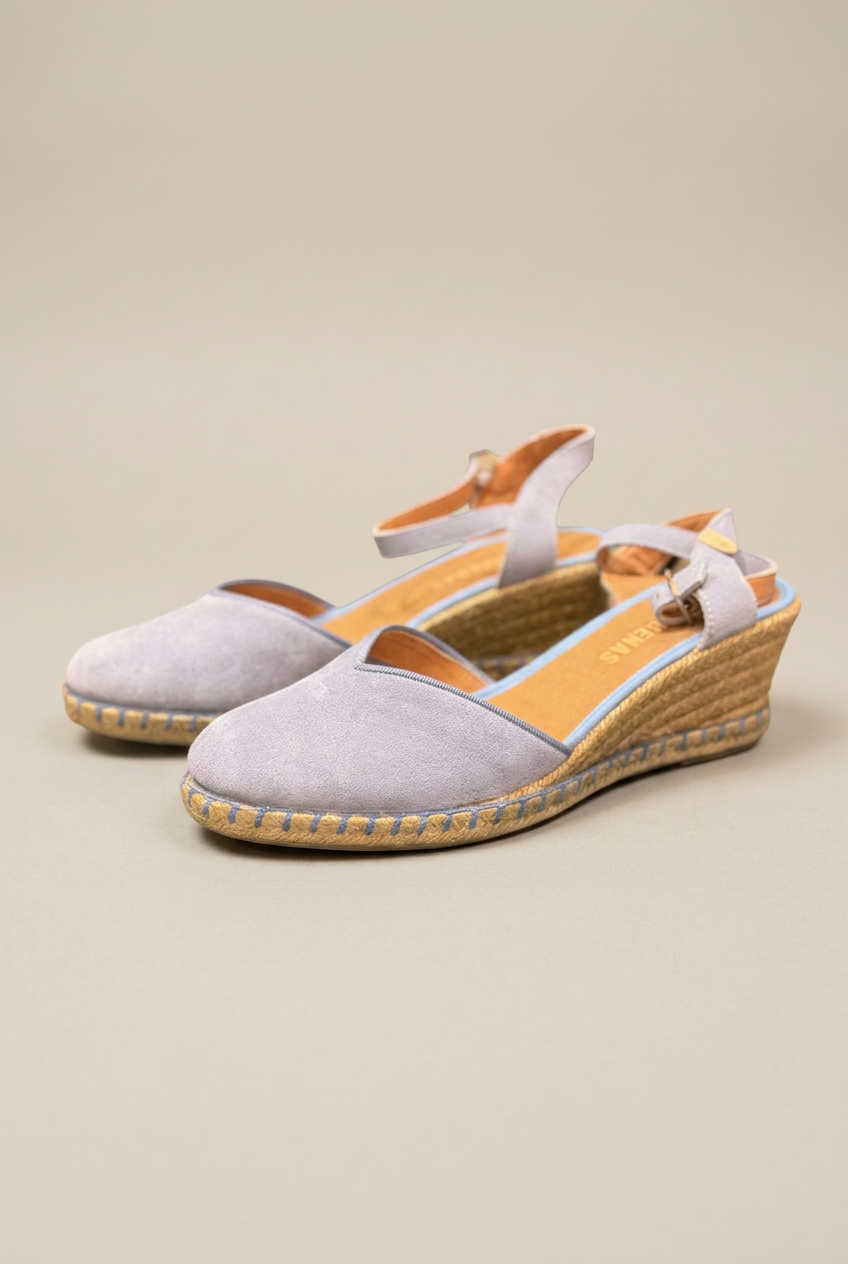 VERBENAS Espadrilles in Grau-Blau mit Jute-Keilabsatz, seitliche Ansicht vor warmem Greige-Hintergrund