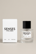 SENSES THE LABEL Eau de Parfum mit Verpackung vor warmem Greige-Hintergrund