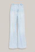 Elias Rumelis Charlotte Wide-Leg-Jeans in Foggy Blue, vollständig und zentriert vor warmem Greige-Hintergrund