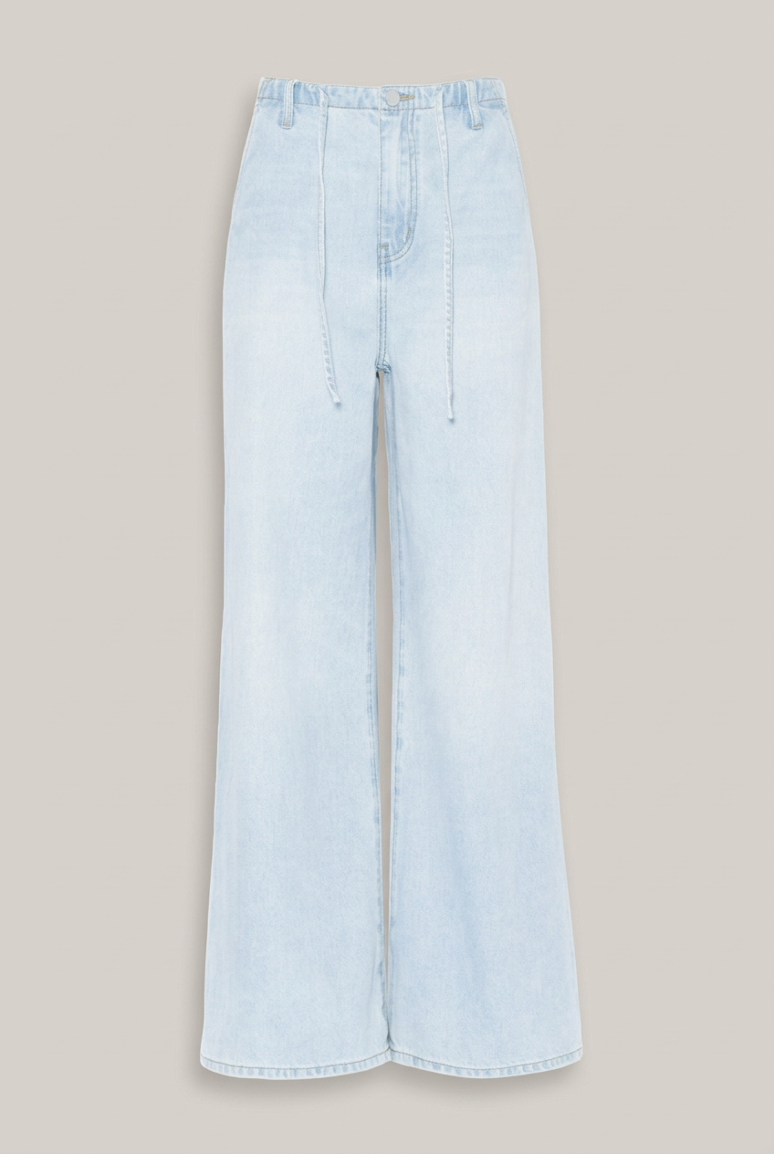 Elias Rumelis Charlotte Wide-Leg-Jeans in Foggy Blue, vollständig und zentriert vor warmem Greige-Hintergrund