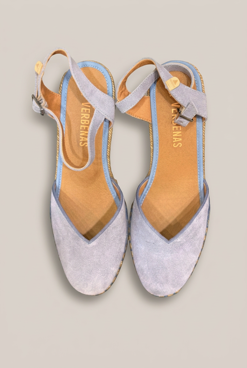 VERBENAS Wildleder-Espadrilles in Grau-Blau, Ansicht von oben vor warmem Greige-Hintergrund