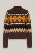 GRACE Norweger-Pullover in Braun mit Rautenmuster vor warmem Greige-Hintergrund