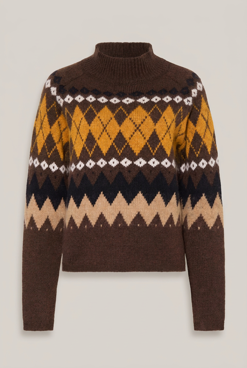 GRACE Norweger-Pullover in Braun mit Rautenmuster vor warmem Greige-Hintergrund